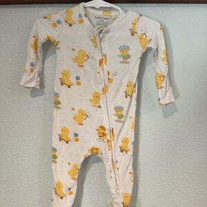 Angel Dear White and Yellow Footies with Duck Print
Size 0-3 months